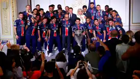 PSG, Şampiyonlar Ligi Kupasıyla Macron'u Ziyaret Etti