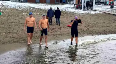 İznik'te Kar Yağışına Rağmen Gölde Yüzüyorlar
