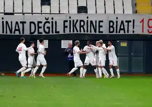 Ümraniyespor, Manisa FK'yı Deplasmanda 3-0 Yendi!