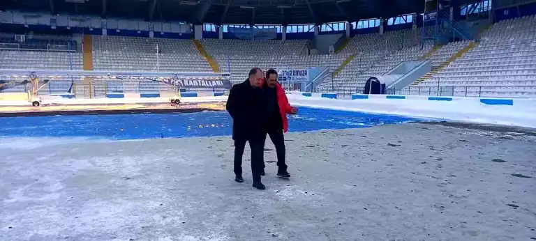 Erzurum'da Kazım Karabekir Stadı Karla Mücadelesi Veriyor