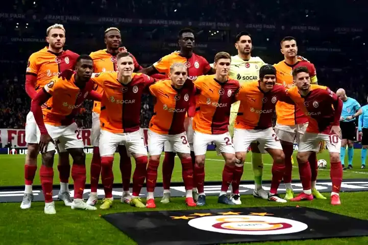 Galatasaray - AZ Alkmaar Maçı Başladı: İlk 15 Dakika Golsüz