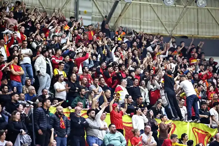 Göztepe, Karşıyaka'yı 3-1'le Yendi, Liderliği Korudu!