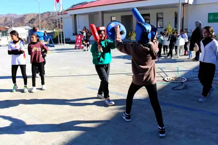 Palu'da Çocuklar İçin Renkli Kış Kampı