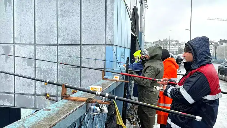 İstanbul'da Kar Altında Balık Tutma Keyfi!